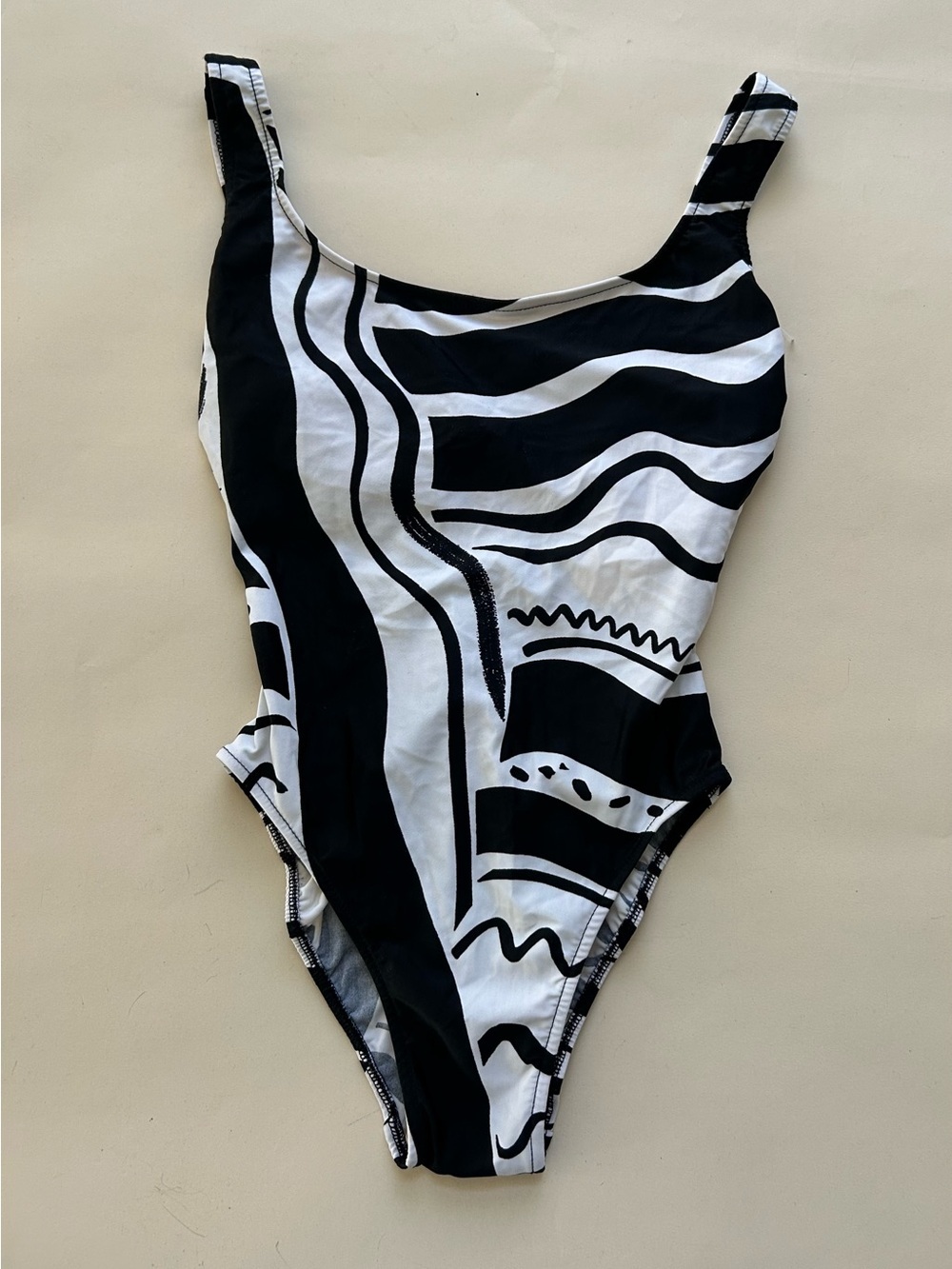 Black & White Abstract Scoop Neck One-Piece Swimsuit size 8 NEW VIEWPOINT